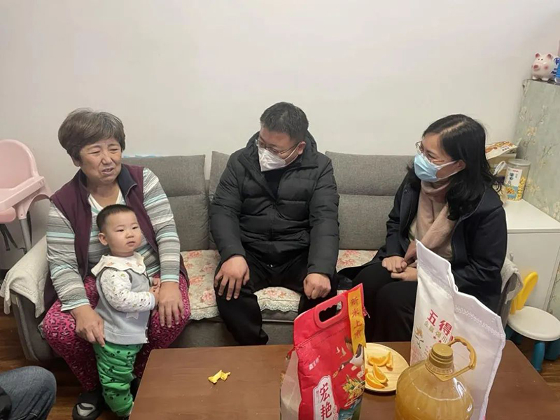 董事長參加“人大代表、政協(xié)委員走進社區(qū)，開展居民議事協(xié)商”活動.jpg